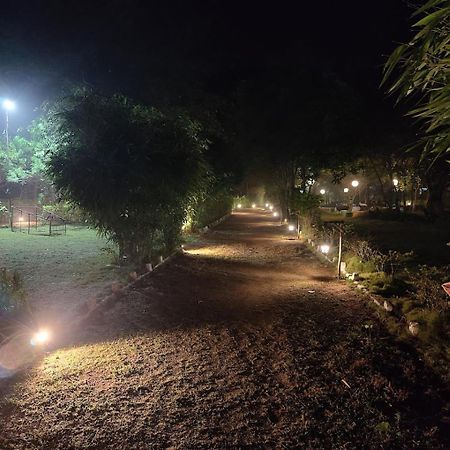 Pench Tiger Trails Resort Khawāsa Buitenkant foto